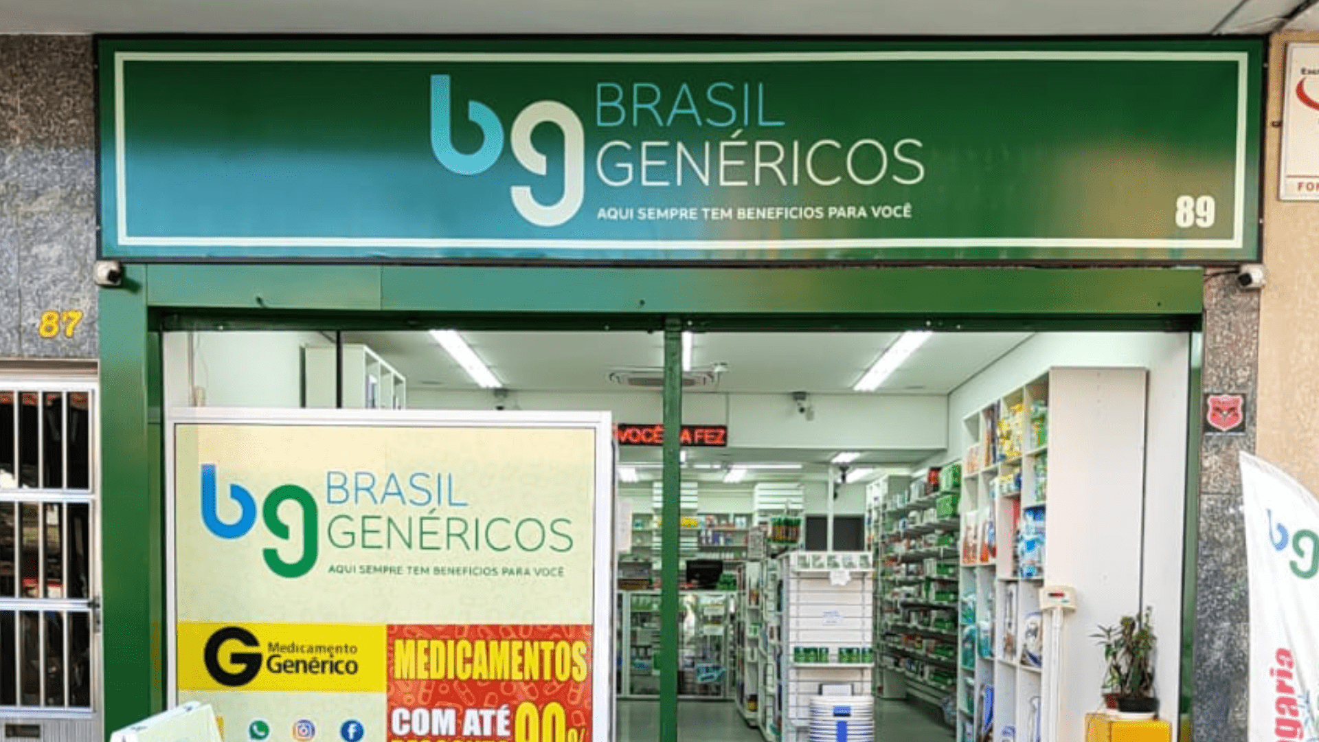 Farmacêutica atendendo cliente com atenção e cuidado