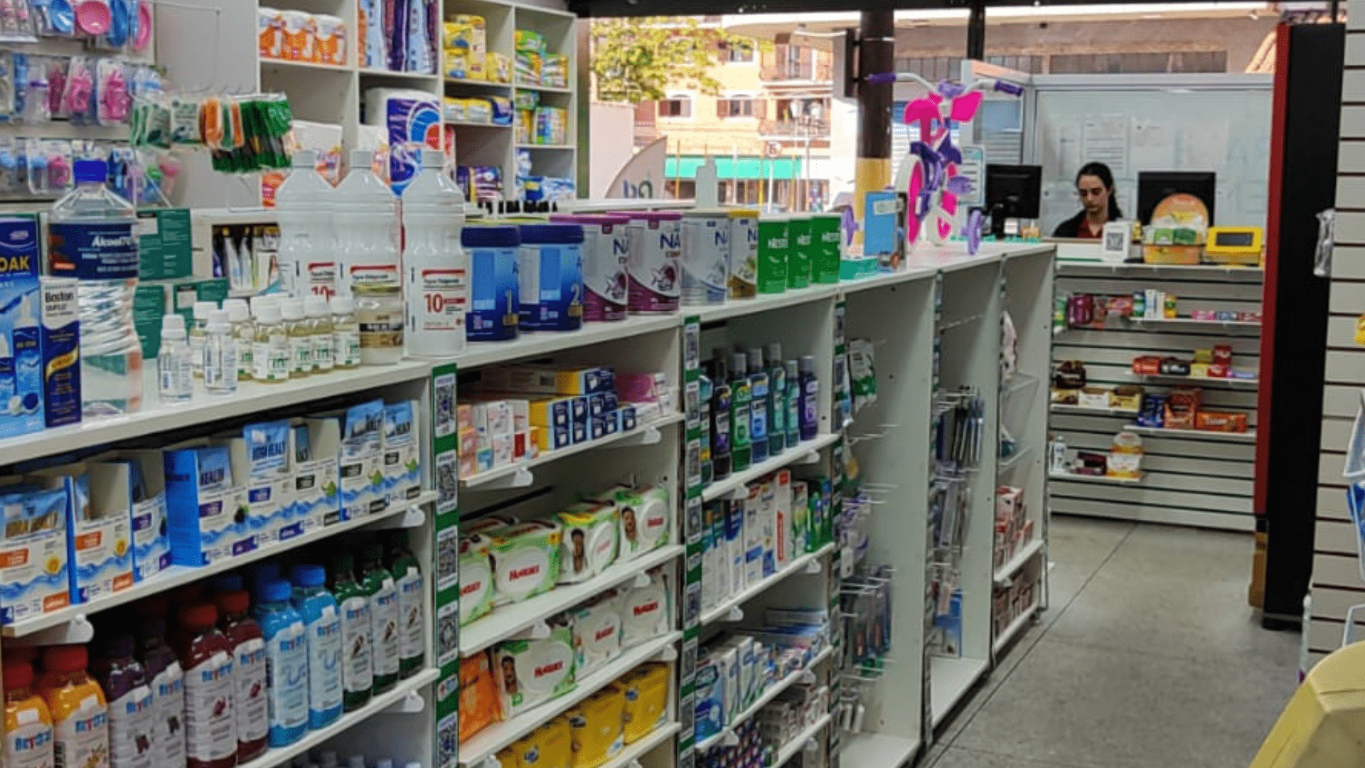 Corredor com ampla variedade de produtos de saúde e bem-estar