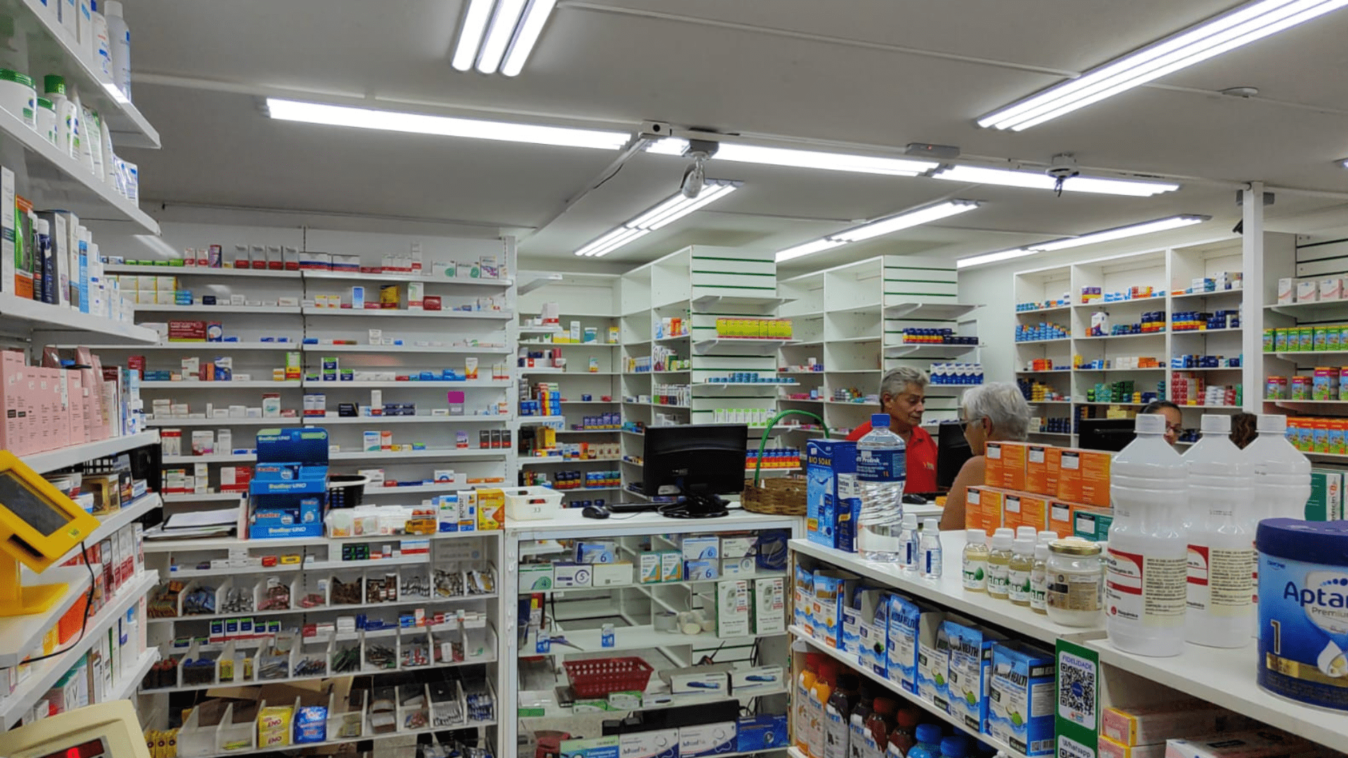 Interior espaçoso e organizado da Drogaria Brasil Genéricos